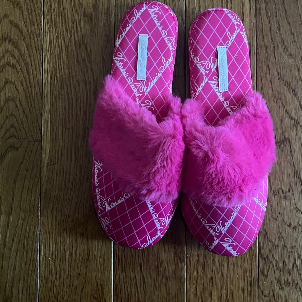 VS slippers size medium 7-8